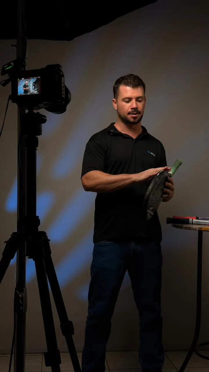 Bastidores da gravação do curso: Ronan explica um detalhe da raquete diante da câmera